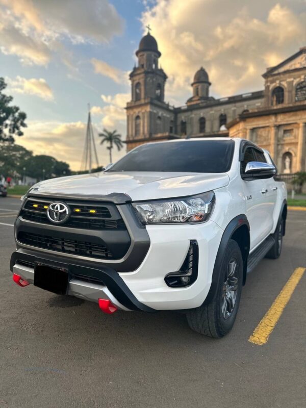 Toyota Hilux  AUT 2024 - Image 2